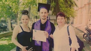 Amanda, alaturi de mama ei si fratele ei, la festivitatea acestuia de absolvire a liceului