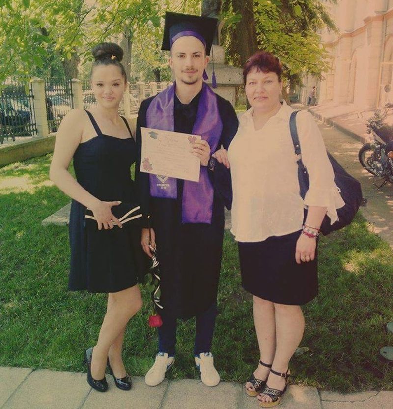 Amanda, alaturi de mama ei si fratele ei, la festivitatea acestuia de absolvire a liceului