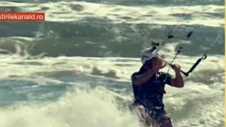 Adrenalina la malul marii! Turistii au iesit cu... kiteurile!