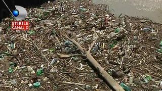 Dunarea s-a umplut de gunoaie! Oamenii sunt disperati, autoritatile sunt neputincioase!