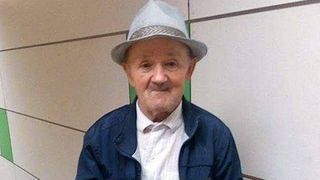 Fotografia acestui batranel a devenit virala! De ce sta el in fiecare zi la metrou, la Unirii!