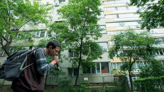 Super reportaj! El este Calin Ion, romanul abandonat care le face bucurestenilor viata mai frumoasa!