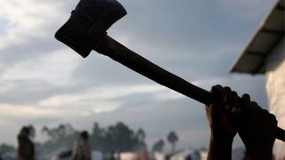 Un barbat din Galati a fost condamnat la opt ani de inchisoare, dupa ce a atacat cu o secure un agent de politie pentru ca i-a "stricat" petrecerea