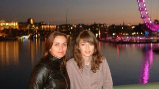 Aura Ion (dreapta), alaturi de sora sa Mariana Ciuca. Aura a murit in ianuarie 2014 in accidentul aviatic din Apuseni