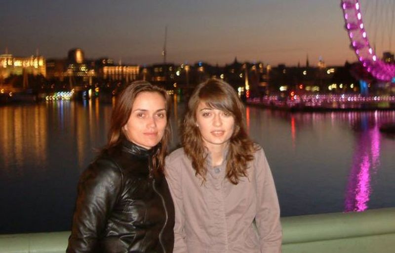 Aura Ion (dreapta), alaturi de sora sa Mariana Ciuca. Aura a murit in ianuarie 2014 in accidentul aviatic din Apuseni