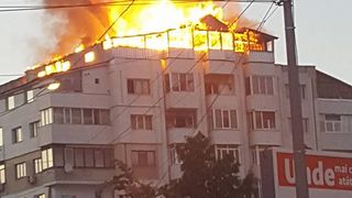 Incendiu de proportii la mansarda unui bloc din Bacau. A fost nevoie de zece autospeciale ISU pentru a stinge flacarile