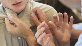 Un medic homeopat din Constanta a fost arestat, dupa ce a abuzat o fetita de 11 ani. Copila a intregistrat ce se intampla in timpul sedintelor de acupunctura