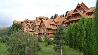 Arhiepiscopul Tomisului are un domeniu turistic de cinci stele la Dorna Arini! Complexul monahal al lui IPS Teodosie a fost inchis de ISU in toamna, dupa un incendiu devastator