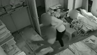 Ioana Neagu a fost filmata in timp ce agresa copiii