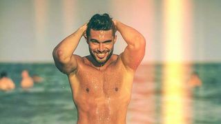 Adi Ene este protagonistul mai multor pictoriale la bustul gol