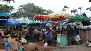 Piata din oraselul din Caraibe este murdara si saracacioasa
