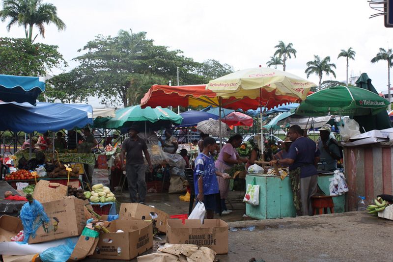 Piata din oraselul din Caraibe este murdara si saracacioasa