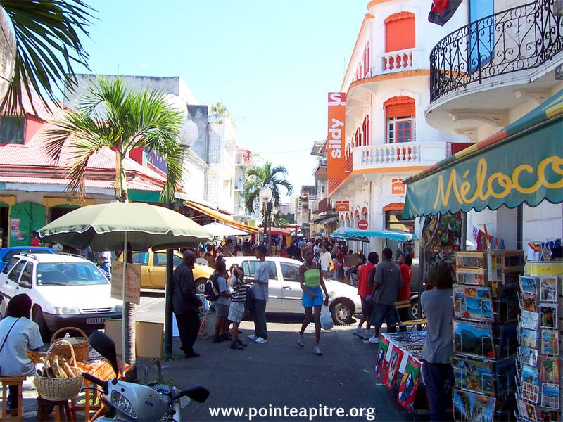 Turistii sunt sfatuiti sa evite anumite cartiere din orasul natal al lui Clotilde Armand