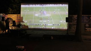 Un primar din Vaslui va difuza meciul Rom&acirc;nia-Franţa pe un ecran uriaş, &icirc;n faţa primăriei! Oamenii nu au voie sa se imbete, dar pot sa bea bere