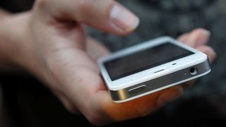 Trei barbati si o femeie, pusi sub control judiciar dupa ce au pacalit 30 de persoane sa cumpere telefoane mobile. Oamenii insa nu si-au mai primit produsele niciodata