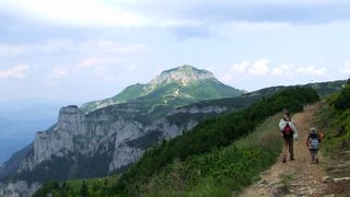 Doi tineri din Iasi s-au ratacit in masivul Ceahlau, intr-o zona deosebit de periculoasa. Echipele de salvare i-au gasit pe marginea unei prapastii adanci