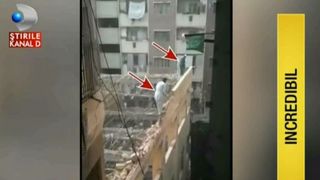 Isi pun viata in pericol fara niciun fel de teama. Doi barbati au fost surprinsi muncind fara niciun echipament de protectie. Se putea intampla o nenorocire in orice clipa