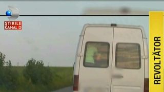 Imagini halucinante surprinse pe o sosea din judetul Olt. Drumul pana la serviciu si inapoi este un cosmar pentru acesti oameni:"Mergem ca oile"