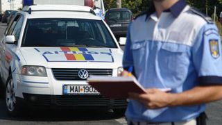 Un sofer din Capitala este cautat de politisti dupa ce ar fi lovit doua masini si ar fi fugit de la locul accidentului