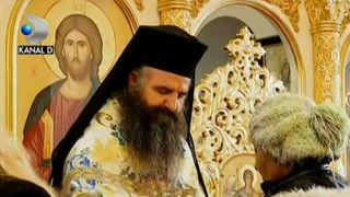 Sute de persoane din toate colturile lumii cauta mangaiere la Duhovnicul Ciprian. Ce ii face pe acesti oameni sa bata sute de kilometri pentru a primi sfatul sau: "Iti cunoaste dinainte gandul"