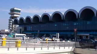 Dosar penal la Aeroportul Otopeni, dupa ce zeci de pasageri ai unei curse charter au intrat in tara fara a fi controlati