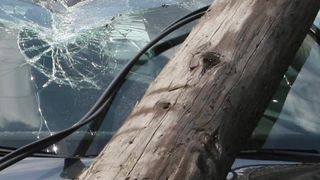 Accident grav in Arges. Un barbat a murit si un tanar a fost ranit dupa ce o masina s-a izbit de un stalp