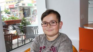 Micul devorator de carti. Are 9 ani si citeste un roman in fiecare zi. Cine este mama lui