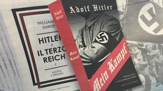 Scandal urias in Italia! Un ziar a oferit gratuit cartea autobiografica a lui Adolf Hitler!