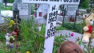 Mormantul baietelului omorat de caini in Parcul Tei este plin de flori! Mama lui Ionut Anghel merge zilnic la cimitir