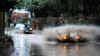 Autoritatile din Arad au luat masuri speciale, dupa ce meteorologii au emis o alerta de cod portocaliu de ploi si inundatii