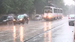 Mai multe gospodarii au fost afectate dupa ploaia torentiala care a lovit Capitala. Oamenii au cerut ajutor de urgenta angajatilor ISU