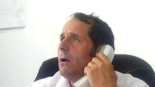 Mihai Militaru, primarul care si-a luat inapoi clopotul de la biserica dupa ce nu a mai fost votat, e poet: "Am fost la Golful Finic si m-am spalat, am facut plaja pe nisipul roscat!"