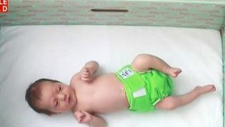 Cutii de carton in loc de patut pentru bebelusi. Ce spun romancele despre modelul finlandez de a creste copiii!