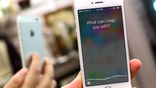 Apple modifica aplicatia Siri! Vei putea comanda taxiuri sau pune poze pe net prin aplicatie!