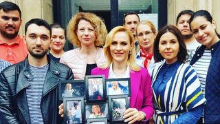 Impreuna cu sustinatorii ei, Gabi Firea s-a pozat in fata Prefecturii cu un colaj de fotografii din campanie