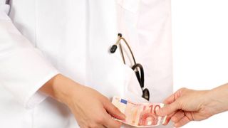 Medic ortoped de la Spitalul Judetean de Urgenta din Timisoara, trimis in judecata pentru ca a luat mita 600 de euro pentru o operatie