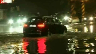 Ploaia torentiala a facut ravagii la Craiova! Orasul s-a inundat instant! Oamenii s-au balacit in apa de peste jumatate de metru!