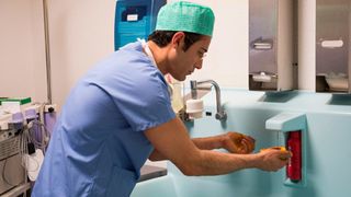 Ministerul Sanatatii a inceput un proces de verificare a dezinfectantilor de pe piata din Romania, insa Guvernul are bani doar pentru testarea a 42 de produse din cele 380