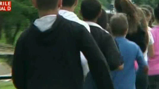 Romania anului 2016. Aproape 30 de elevi isi risca viata in fiecare zi, la scoala. Micutii fac ora de sport printre masinile care trec pe strada