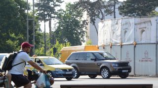 Asta-i culmea soferiei! O duba a luat giratoriul de la Arcul de Triumf in sens invers!