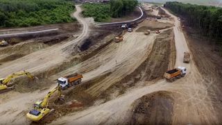 Imagini filmate cu drona. Mobilizare maxima a constructorului la autostrada A3 Gilau-Nadaselu, la vest de Cluj Napoca