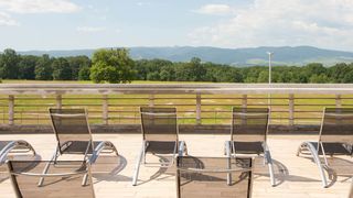 Fratii Cristescu au deschis la Orastie, in locul unei foste fabrici de armament, un superb parc acvatic! AquaPark Arsenal este unul dintre cele mai mari complexe de agregament din tara. Iata ce pretur