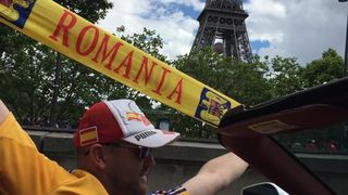 Unul dintre cei mai bogati romani de la Paris a facut spectacol inaintea meciului cu Elvetia. Striga "Hai, Romania" din Ferrari, s-a imbracat in tricoul nationalei si flutura tricolorul