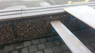 Mesele si bancile sunt legate cu lanturi