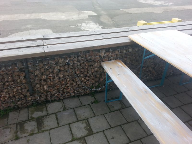 Mesele si bancile sunt legate cu lanturi