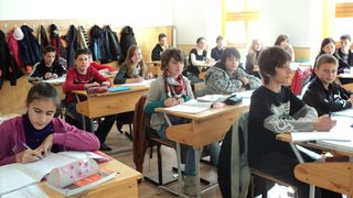 Panica intr-o scoala din Craiova. Parintii a 300 de copii au aflat din curtea scolii ca profesoara de engleza are tuberculoza. Ce spune conducerea institutiei de invatamant