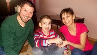 Fost campion al Rom&acirc;niei, fotbalistul Cosmin Pascovici, a renuntat la sport si munceste pe tractor in Franta pentru a-si salva copilul de la moarte