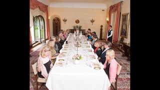 Pana si la mesele oficiale de la Casa Regala sunt amplasate produse pentru reclama! Printre farfurii de portelan cu emblema regala, apare si un mic recipient de plastic cu condiment