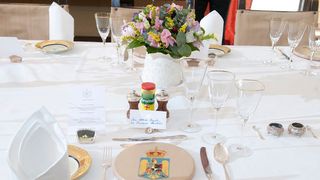 Langa pahare de cristal si tacamuri din argint aurit a aparut si un recipient din palstic cu un condiment