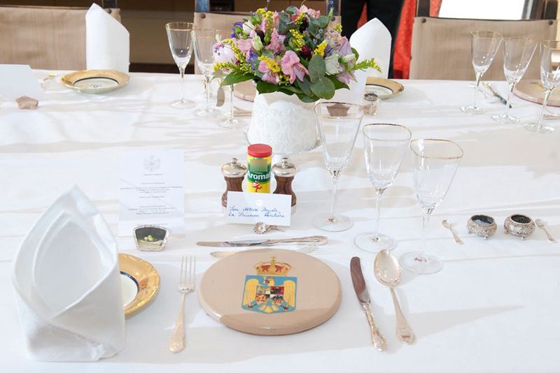 Langa pahare de cristal si tacamuri din argint aurit a aparut si un recipient din palstic cu un condiment